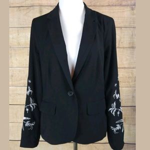 ❌SOLD!❌NWOT black embroidered sleeve blazer